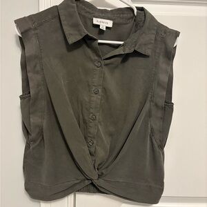 Evereve Women's Olive Green Button Down Sleeveless Shirt